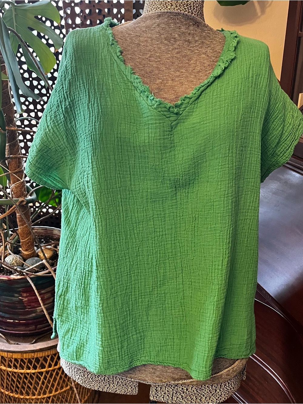 Gauzy cotton V-Neck Women's Top - Green